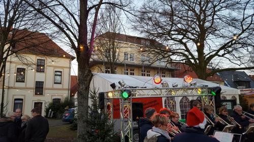 Aufbau auf einem Weihnachtsmarkt